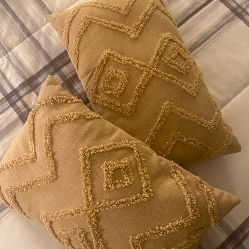 TEXTURED PILLOW SET